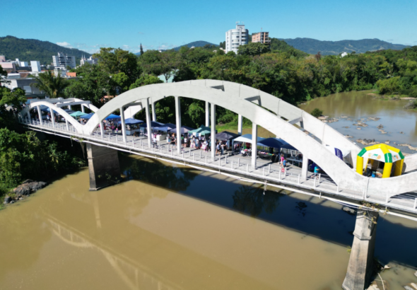 {33BCC305-14CB-4CB9-A252-7F8CC394BCE3}