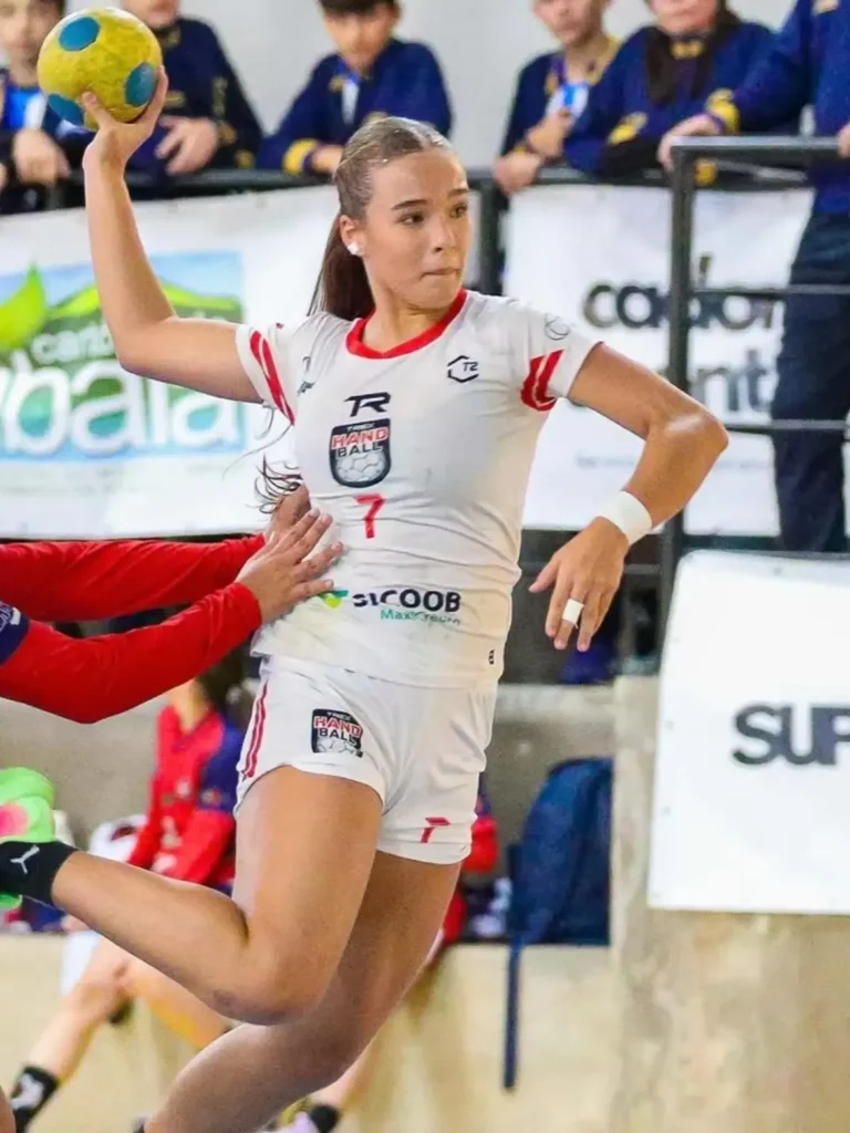 A jovem atleta Isabela Valmorbida de Souza, de apenas 13 anos e moradora de Indaial, foi convoc