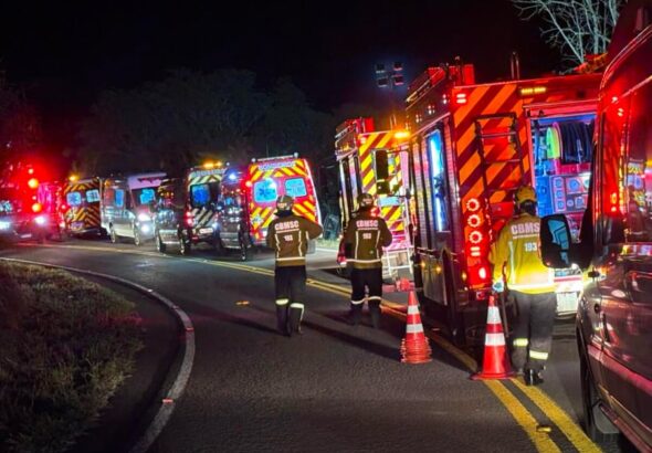 ÔNIBUS CAI EM RIBANCEIRA E DEIXA TRÊS MORTOS NA SC-492, NO OESTE DE SC.Um grave acidente foi reg (2)