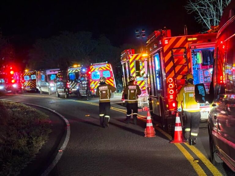 ÔNIBUS CAI EM RIBANCEIRA E DEIXA TRÊS MORTOS NA SC-492, NO OESTE DE SC.Um grave acidente foi reg (2)