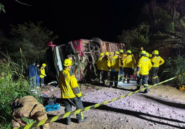 ÔNIBUS CAI EM RIBANCEIRA E DEIXA TRÊS MORTOS NA SC-492, NO OESTE DE SC.Um grave acidente foi reg