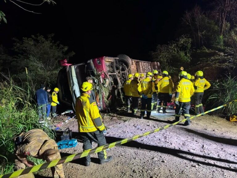 ÔNIBUS CAI EM RIBANCEIRA E DEIXA TRÊS MORTOS NA SC-492, NO OESTE DE SC.Um grave acidente foi reg