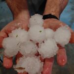 🚨🥚 GRANIZO GIGANTE ASSUSTA MORADORES EM GUABIRUBA (SC)Pedras de granizo do tamanho de um ovo c